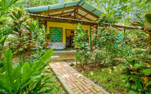 Popular Hotel 3 Minute Walk to the Beach