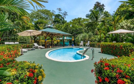 Popular Hotel 3 Minute Walk to the Beach