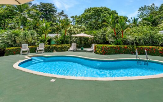 Popular Hotel 3 Minute Walk to the Beach